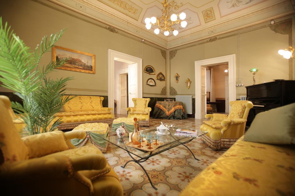 Historical Suites Vvm Лече Стая снимка